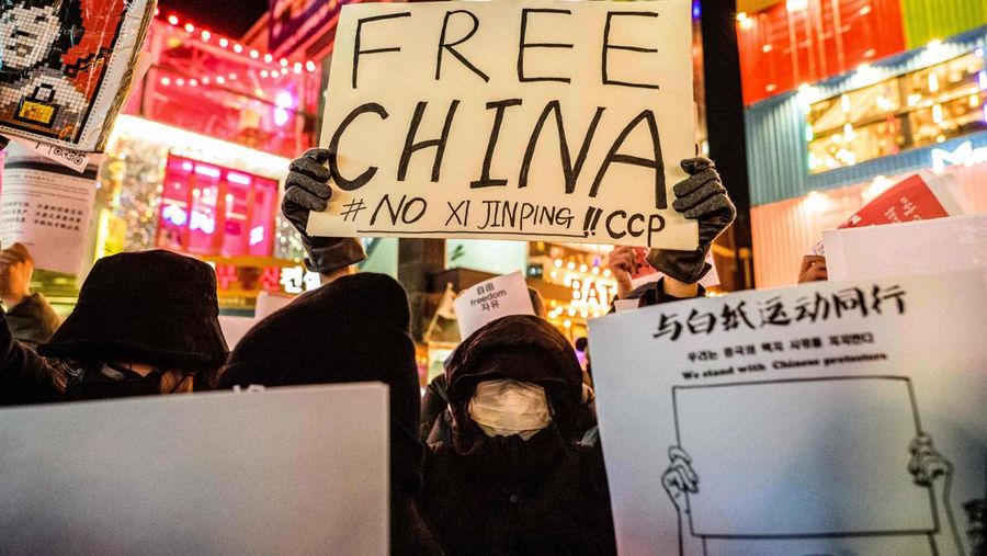 Sekelompok pengunjuk rasa mengadakan pertemuan di Seoul pada 30 November 2022, untuk mendukung demonstrasi yang diadakan di China atas pembatasan Covid-19 Beijing.