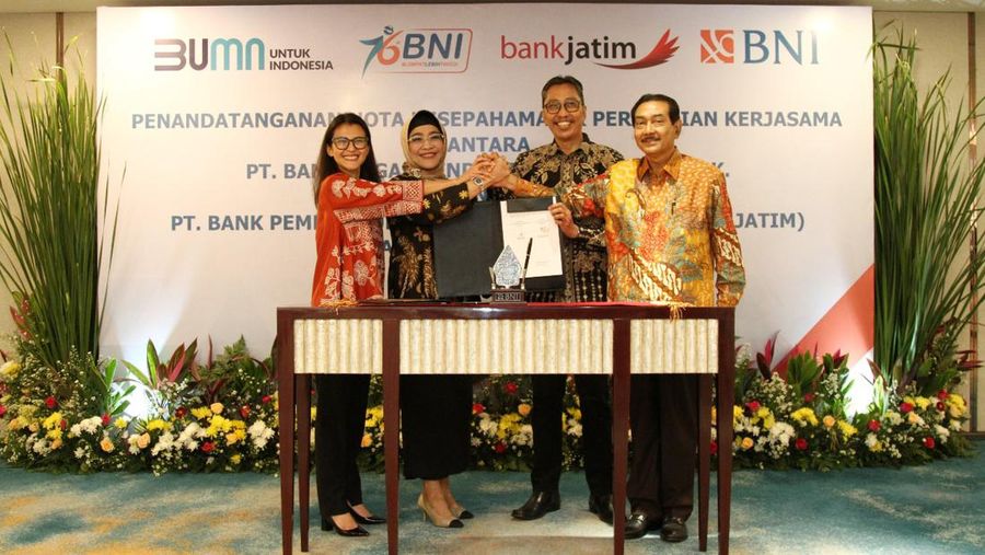Seremonial Penandatanganan Nota Kesepahaman dilakukan antara Wakil Direktur Utama BNI Adi Sulistyowati dan Direktur Utama Bank Jatim Busrul Iman dan disaksikan langsung oleh Komisaris Utama Bank Jatim Suprajarto di Ballroom Grha BNI Sudirman, Jakarta, Rabu (30/11/2022).  (Dok. BNI)