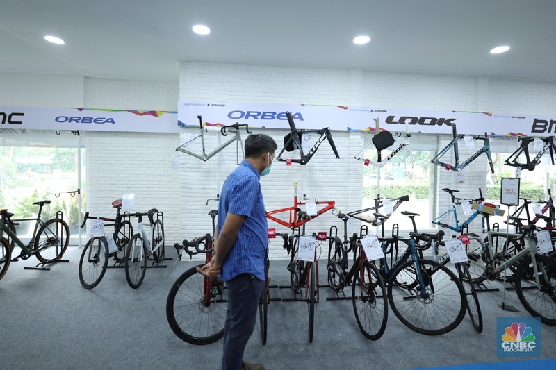 Technofest Year End Sale 2022, pameran ini mengahdirkan diskon sepeda besar-besaran dari berbagai brand premium di kawasan Jakarta, Kamis (1/12/2022). Technofest Year End Sale 2022, pameran ini mengahdirkan diskon sepeda besar-besaran dari berbagai brand premium di kawasan Jakarta, Kamis (1/12/2022). (CNBC Indonesia/Tri Susilo)