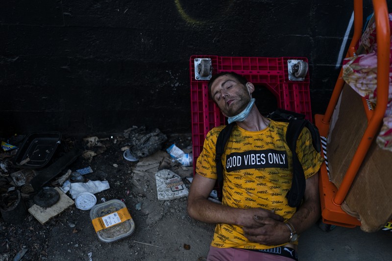 Anthony Delio (36_ tertidur sambil berdiri di sebuah gang setelah merokok fentanyl di Los Angeles, Selasa (23/8/2022). Bagi terlalu banyak orang yang kecanduan obat, tidur setelah terkena fentanyl bersifat permanen. Obat yang sangat adiktif dan berpotensi mematikan telah menjadi momok di seluruh Amerika dan berdampak pada semakin banyak orang yang hidup di jalanan Los Angeles.  (AP Photo/Jae C. Hong)