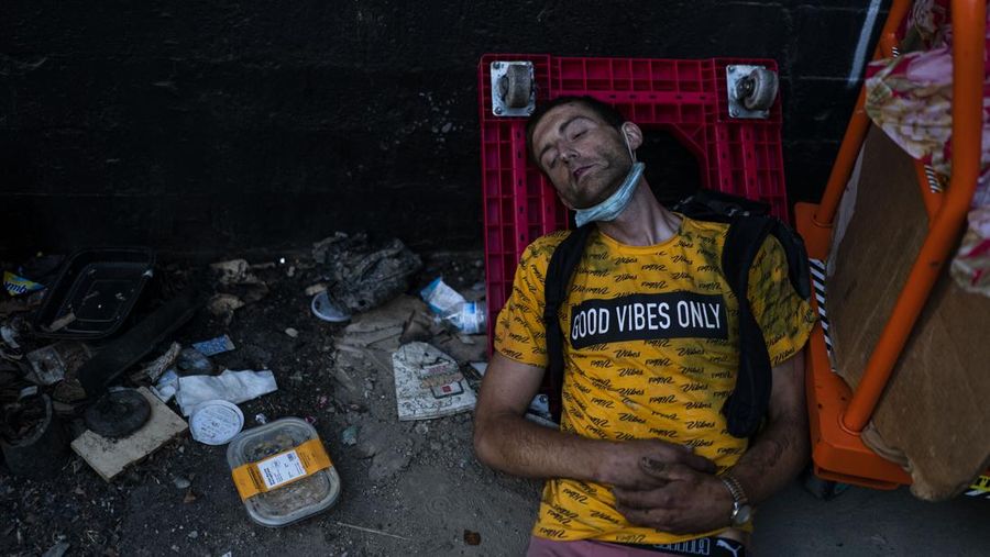 Anthony Delio (36_ tertidur sambil berdiri di sebuah gang setelah merokok fentanyl di Los Angeles, Selasa (23/8/2022). Bagi terlalu banyak orang yang kecanduan obat, tidur setelah terkena fentanyl bersifat permanen. Obat yang sangat adiktif dan berpotensi mematikan telah menjadi momok di seluruh Amerika dan berdampak pada semakin banyak orang yang hidup di jalanan Los Angeles.  (AP Photo/Jae C. Hong)