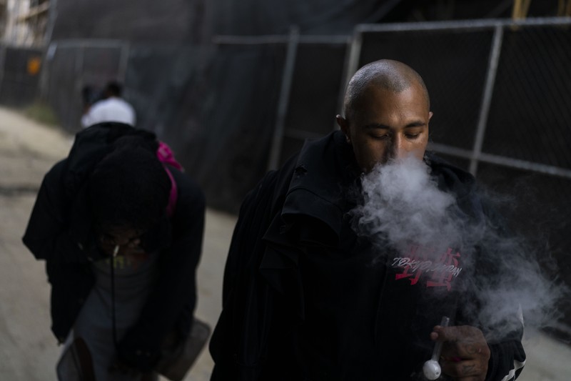 Anthony Delio (36_ tertidur sambil berdiri di sebuah gang setelah merokok fentanyl di Los Angeles, Selasa (23/8/2022). Bagi terlalu banyak orang yang kecanduan obat, tidur setelah terkena fentanyl bersifat permanen. Obat yang sangat adiktif dan berpotensi mematikan telah menjadi momok di seluruh Amerika dan berdampak pada semakin banyak orang yang hidup di jalanan Los Angeles.  (AP Photo/Jae C. Hong)