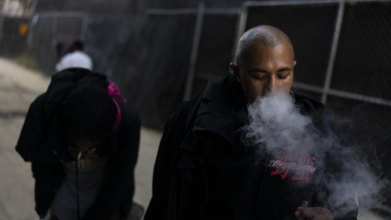 Anthony Delio (36_ tertidur sambil berdiri di sebuah gang setelah merokok fentanyl di Los Angeles, Selasa (23/8/2022). Bagi terlalu banyak orang yang kecanduan obat, tidur setelah terkena fentanyl bersifat permanen. Obat yang sangat adiktif dan berpotensi mematikan telah menjadi momok di seluruh Amerika dan berdampak pada semakin banyak orang yang hidup di jalanan Los Angeles.  (AP Photo/Jae C. Hong)