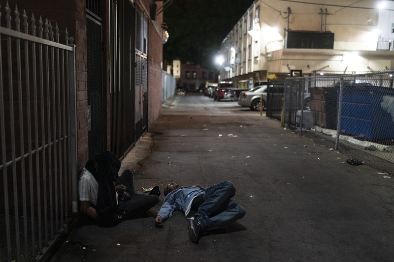 Tunawisma Meninggal karena overdosis efek metamfetamin di Los Angeles Anthony Delio (36_ tertidur sambil berdiri di sebuah gang setelah merokok fentanyl di Los Angeles, Selasa (23/8/2022). Bagi terlalu banyak orang yang kecanduan obat, tidur setelah terkena fentanyl bersifat permanen. Obat yang sangat adiktif dan berpotensi mematikan telah menjadi momok di seluruh Amerika dan berdampak pada semakin banyak orang yang hidup di jalanan Los Angeles. (AP Photo/Jae C. Hong)