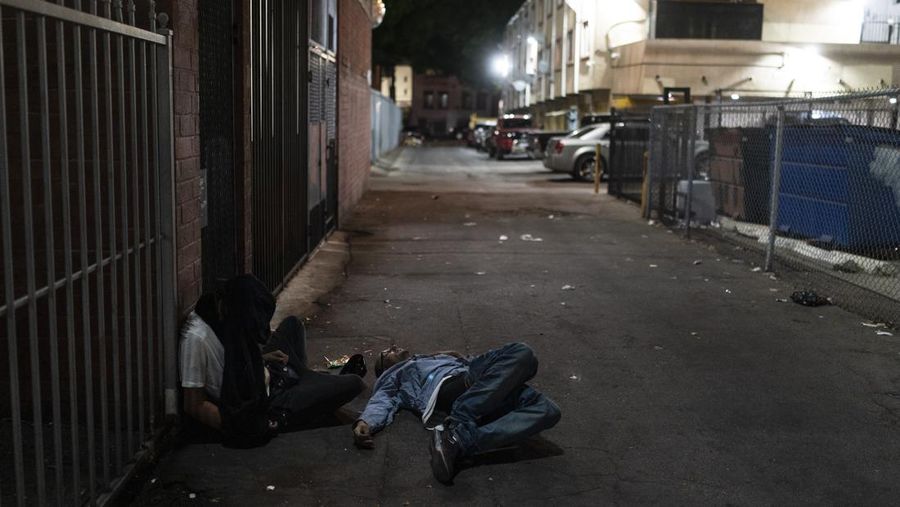 Anthony Delio (36_ tertidur sambil berdiri di sebuah gang setelah merokok fentanyl di Los Angeles, Selasa (23/8/2022). Bagi terlalu banyak orang yang kecanduan obat, tidur setelah terkena fentanyl bersifat permanen. Obat yang sangat adiktif dan berpotensi mematikan telah menjadi momok di seluruh Amerika dan berdampak pada semakin banyak orang yang hidup di jalanan Los Angeles.  (AP Photo/Jae C. Hong)