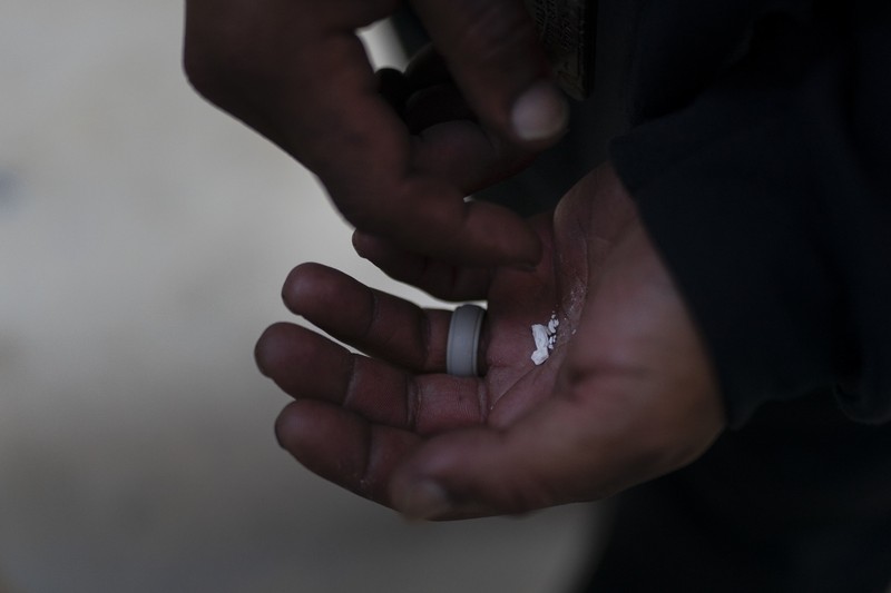 Anthony Delio (36_ tertidur sambil berdiri di sebuah gang setelah merokok fentanyl di Los Angeles, Selasa (23/8/2022). Bagi terlalu banyak orang yang kecanduan obat, tidur setelah terkena fentanyl bersifat permanen. Obat yang sangat adiktif dan berpotensi mematikan telah menjadi momok di seluruh Amerika dan berdampak pada semakin banyak orang yang hidup di jalanan Los Angeles.  (AP Photo/Jae C. Hong)