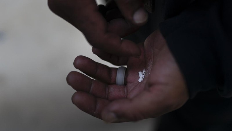 Anthony Delio (36_ tertidur sambil berdiri di sebuah gang setelah merokok fentanyl di Los Angeles, Selasa (23/8/2022). Bagi terlalu banyak orang yang kecanduan obat, tidur setelah terkena fentanyl bersifat permanen. Obat yang sangat adiktif dan berpotensi mematikan telah menjadi momok di seluruh Amerika dan berdampak pada semakin banyak orang yang hidup di jalanan Los Angeles.  (AP Photo/Jae C. Hong)