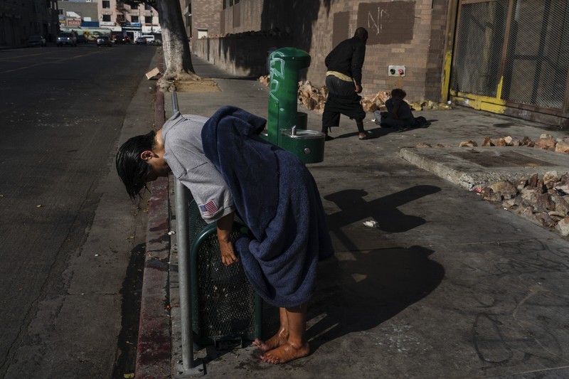 Tunawisma Meninggal karena overdosis efek metamfetamin di Los Angeles Anthony Delio (36_ tertidur sambil berdiri di sebuah gang setelah merokok fentanyl di Los Angeles, Selasa (23/8/2022). Bagi terlalu banyak orang yang kecanduan obat, tidur setelah terkena fentanyl bersifat permanen. Obat yang sangat adiktif dan berpotensi mematikan telah menjadi momok di seluruh Amerika dan berdampak pada semakin banyak orang yang hidup di jalanan Los Angeles. (AP Photo/Jae C. Hong)