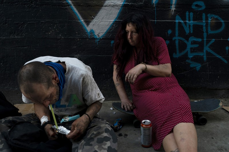 Anthony Delio (36_ tertidur sambil berdiri di sebuah gang setelah merokok fentanyl di Los Angeles, Selasa (23/8/2022). Bagi terlalu banyak orang yang kecanduan obat, tidur setelah terkena fentanyl bersifat permanen. Obat yang sangat adiktif dan berpotensi mematikan telah menjadi momok di seluruh Amerika dan berdampak pada semakin banyak orang yang hidup di jalanan Los Angeles.  (AP Photo/Jae C. Hong)