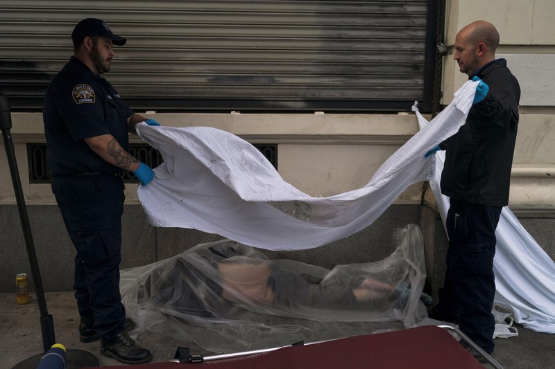 Tunawisma Meninggal karena overdosis efek metamfetamin di Los Angeles Anthony Delio (36_ tertidur sambil berdiri di sebuah gang setelah merokok fentanyl di Los Angeles, Selasa (23/8/2022). Bagi terlalu banyak orang yang kecanduan obat, tidur setelah terkena fentanyl bersifat permanen. Obat yang sangat adiktif dan berpotensi mematikan telah menjadi momok di seluruh Amerika dan berdampak pada semakin banyak orang yang hidup di jalanan Los Angeles. (AP Photo/Jae C. Hong)