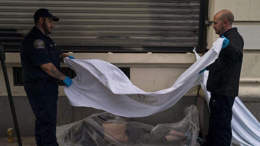 Anthony Delio (36_ tertidur sambil berdiri di sebuah gang setelah merokok fentanyl di Los Angeles, Selasa (23/8/2022). Bagi terlalu banyak orang yang kecanduan obat, tidur setelah terkena fentanyl bersifat permanen. Obat yang sangat adiktif dan berpotensi mematikan telah menjadi momok di seluruh Amerika dan berdampak pada semakin banyak orang yang hidup di jalanan Los Angeles.  (AP Photo/Jae C. Hong)