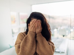 6 Ciri-ciri Orang Introvert Jatuh Cinta, Romantisnya Nggak Main-Main