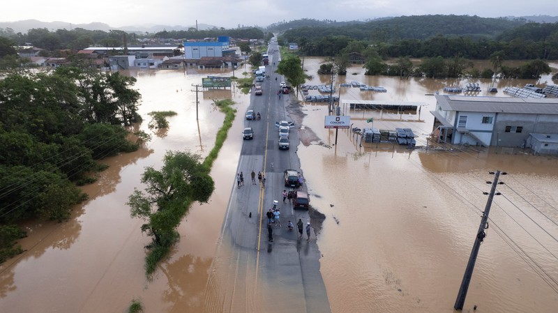 Foto udara sejumlah rumah terendam banjir usai hujan lebat di Canelinha, di negara bagian Santa Catarina, Brasil, Kamis (1/12/2022). (REUTERS/Anderson Coelho)