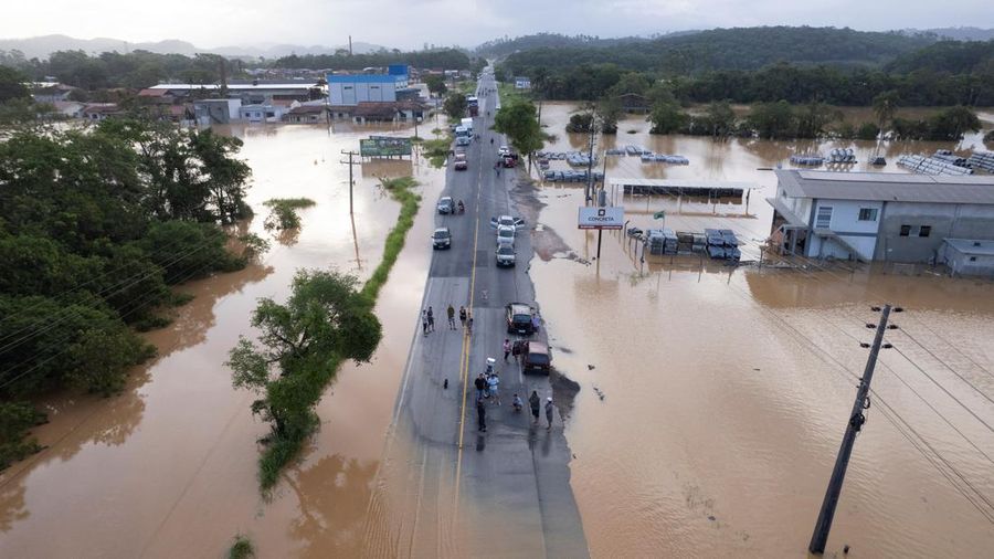 Foto udara sejumlah rumah terendam banjir usai hujan lebat di Canelinha, di negara bagian Santa Catarina, Brasil, Kamis (1/12/2022). (REUTERS/Anderson Coelho)