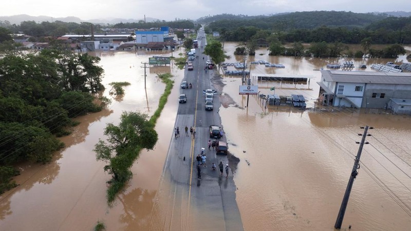 Foto udara sejumlah rumah terendam banjir usai hujan lebat di Canelinha, di negara bagian Santa Catarina, Brasil, Kamis (1/12/2022). (REUTERS/Anderson Coelho)