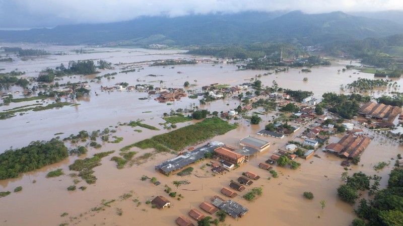 Foto udara sejumlah rumah terendam banjir usai hujan lebat di Canelinha, di negara bagian Santa Catarina, Brasil, Kamis (1/12/2022). (REUTERS/Anderson Coelho)