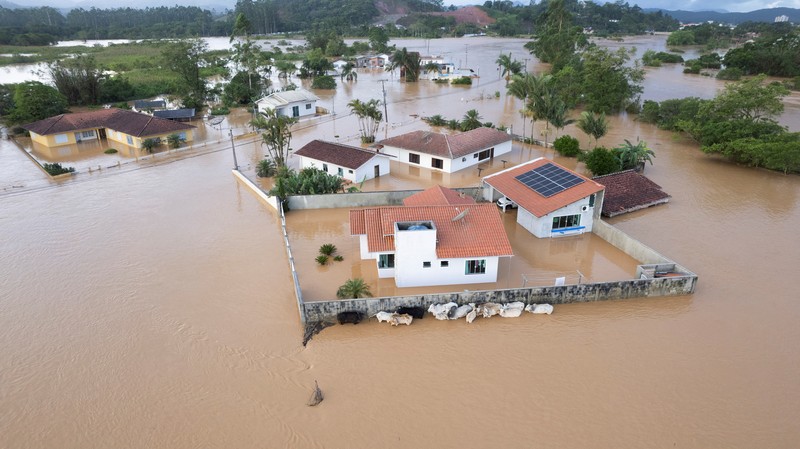 Foto udara sejumlah rumah terendam banjir usai hujan lebat di Canelinha, di negara bagian Santa Catarina, Brasil, Kamis (1/12/2022). (REUTERS/Anderson Coelho)