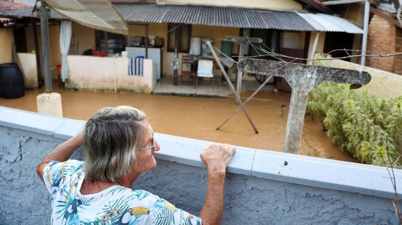 Foto udara sejumlah rumah terendam banjir usai hujan lebat di Canelinha, di negara bagian Santa Catarina, Brasil, Kamis (1/12/2022). (REUTERS/Anderson Coelho)