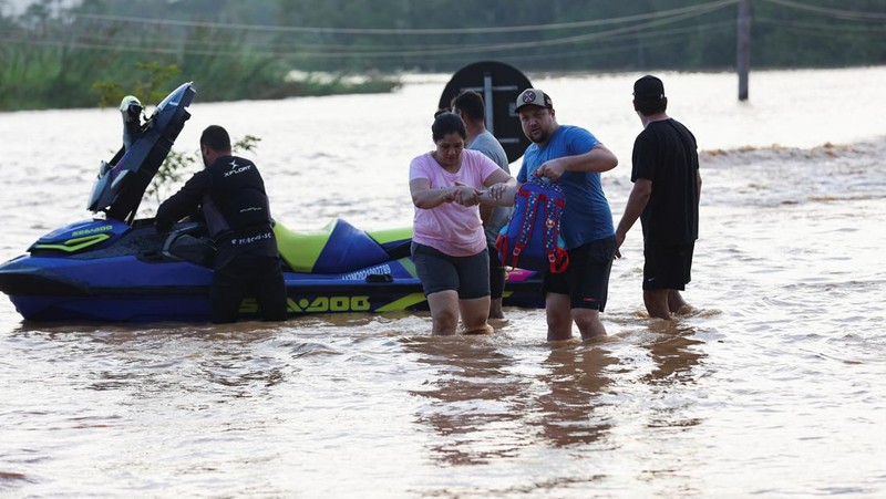Foto udara sejumlah rumah terendam banjir usai hujan lebat di Canelinha, di negara bagian Santa Catarina, Brasil, Kamis (1/12/2022). (REUTERS/Anderson Coelho)