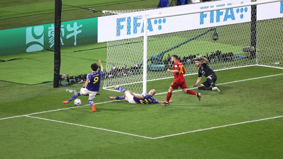 Unai Simon dari Spanyol mengawasi bola saat Kaoru Mitoma dari Jepang menyilangkan bola selama pertandingan Grup E Piala Dunia FIFA 2022 antara Jepang dan Spanyol di Stadion Internasional Khalifa pada 01 Desember 2022 di Doha, Qatar. (Patrick Smith - FIFA/FIFA via Getty Images)