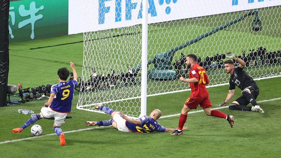 Unai Simon dari Spanyol mengawasi bola saat Kaoru Mitoma dari Jepang menyilangkan bola selama pertandingan Grup E Piala Dunia FIFA 2022 antara Jepang dan Spanyol di Stadion Internasional Khalifa pada 01 Desember 2022 di Doha, Qatar. (Patrick Smith - FIFA/FIFA via Getty Images)