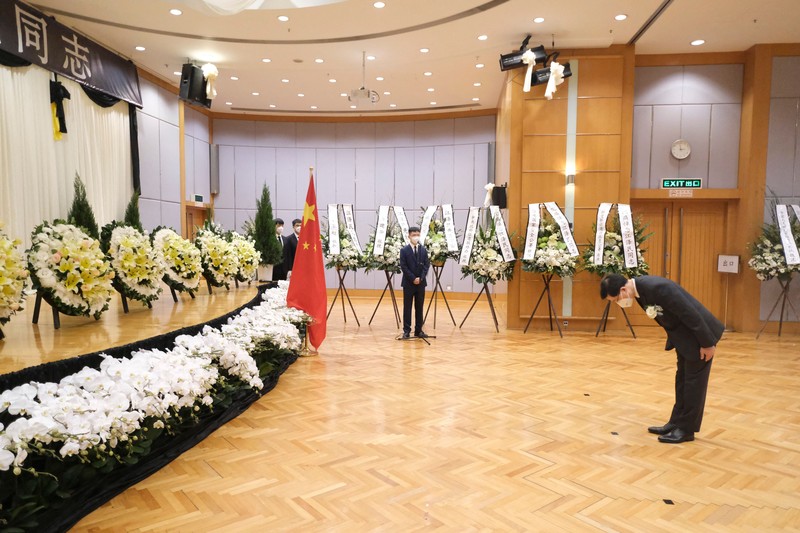 Karangan bunga yang ditempatkan oleh pelayat terlihat di luar rumah tua mantan pemimpin Tiongkok Jiang Zemin, yang meninggal pada 30 November, di Yangzhou pada 1 Desember 2022. Karangan bunga yang ditempatkan oleh pelayat terlihat di luar rumah tua mantan pemimpin Tiongkok Jiang Zemin, yang meninggal pada 30 November, di Yangzhou pada 1 Desember 2022. - Mantan pemimpin Tiongkok Jiang Zemin meninggal pada 30 November pada usia 96 tahun, negara bagian media melaporkan, memujinya sebagai seorang revolusioner komunis hebat yang membantu memadamkan protes pro-demokrasi tahun 1989. (STR/AFP via Getty Images)