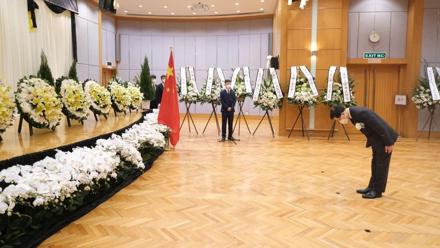 Karangan bunga yang ditempatkan oleh pelayat terlihat di luar rumah tua mantan pemimpin Tiongkok Jiang Zemin, yang meninggal pada 30 November, di Yangzhou pada 1 Desember 2022. - Mantan pemimpin Tiongkok Jiang Zemin meninggal pada 30 November pada usia 96 tahun, negara bagian media melaporkan, memujinya sebagai seorang revolusioner komunis hebat yang membantu memadamkan protes pro-demokrasi tahun 1989. (STR/AFP via Getty Images)