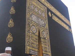 Jangan Cuma Foto, Ini Hikmah Pergantian Kiswah Kabah
