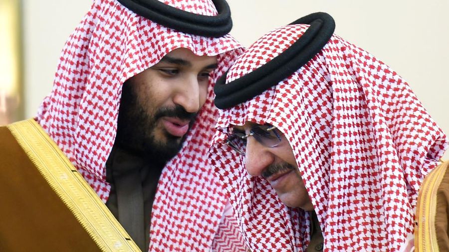 Menteri Pertahanan Saudi Mohamed bin Salman (kiri) berbicara dengan Putra Mahkota dan Menteri Dalam Negeri Mohammed bin Nayef selama KTT Dewan Kerjasama Teluk (GCC) ke-136, di ibu kota Saudi, Riyadh, pada 9 Desember 2015. Raja-raja Teluk mulai tiba di Arab Saudi untuk KTT tahunan, menghadapi tantangan termasuk anjloknya pendapatan minyak, perang di Yaman, tekanan untuk perdamaian di Suriah dan tanda-tanda perpecahan regional. (FAYEZ NURELDINE/AFP via Getty Images)