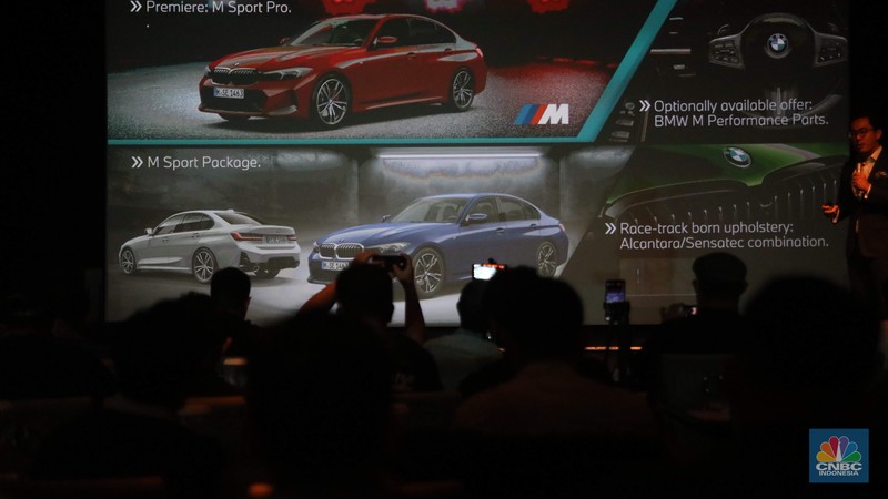 Mobil BMW Seri 3 terbaru yang baru diluncurkan di kawasan Plaza Senayan, Jakarta, Jumat (2/12/2022). Sedan premium tersebut mendapat sejumlah perubahan. Mobil BMW Seri 3 terbaru yang baru diluncurkan di kawasan Plaza Senayan, Jakarta, Jumat (2/12/2022). Sedan premium tersebut mendapat sejumlah perubahan. (CNBC Indonesia/ Muhammad Sabki)