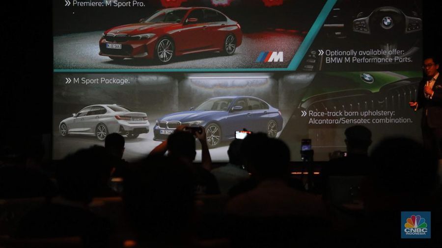 Mobil BMW Seri 3 terbaru yang baru diluncurkan di kawasan Plaza Senayan, Jakarta, Jumat (2/12/2022). Sedan premium tersebut mendapat sejumlah perubahan. (CNBC Indonesia/ Muhammad Sabki)