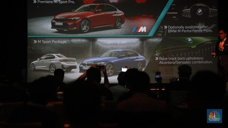 Mobil BMW Seri 3 terbaru yang baru diluncurkan di kawasan Plaza Senayan, Jakarta, Jumat (2/12/2022). Sedan premium tersebut mendapat sejumlah perubahan. (CNBC Indonesia/ Muhammad Sabki)