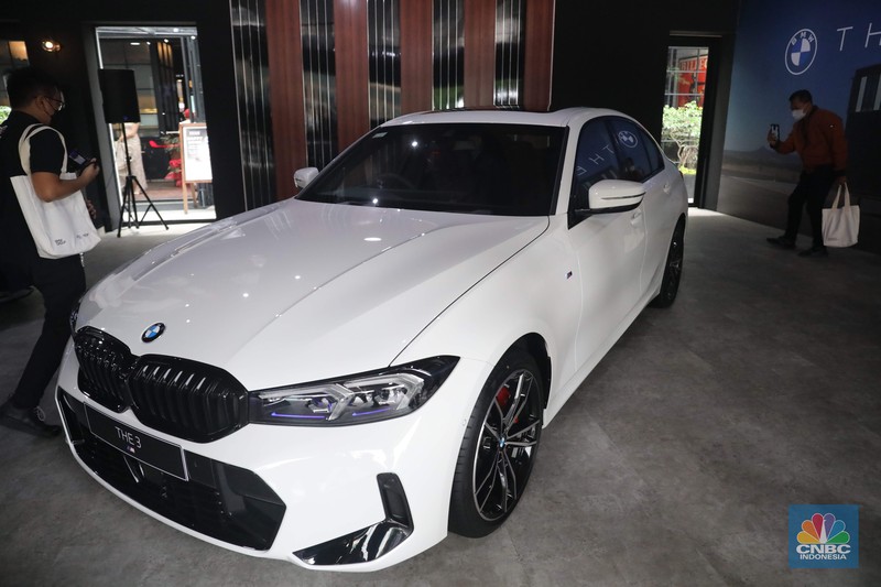 Mobil BMW Seri 3 terbaru yang baru diluncurkan di kawasan Plaza Senayan, Jakarta, Jumat (2/12/2022). Sedan premium tersebut mendapat sejumlah perubahan. Mobil BMW Seri 3 terbaru yang baru diluncurkan di kawasan Plaza Senayan, Jakarta, Jumat (2/12/2022). Sedan premium tersebut mendapat sejumlah perubahan. (CNBC Indonesia/ Muhammad Sabki)