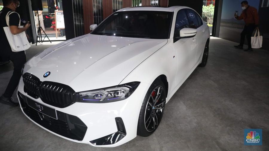Mobil BMW Seri 3 terbaru yang baru diluncurkan di kawasan Plaza Senayan, Jakarta, Jumat (2/12/2022). Sedan premium tersebut mendapat sejumlah perubahan. (CNBC Indonesia/ Muhammad Sabki)