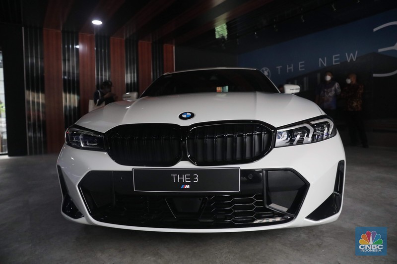 Mobil BMW Seri 3 terbaru yang baru diluncurkan di kawasan Plaza Senayan, Jakarta, Jumat (2/12/2022). Sedan premium tersebut mendapat sejumlah perubahan. (CNBC Indonesia/ Muhammad Sabki)