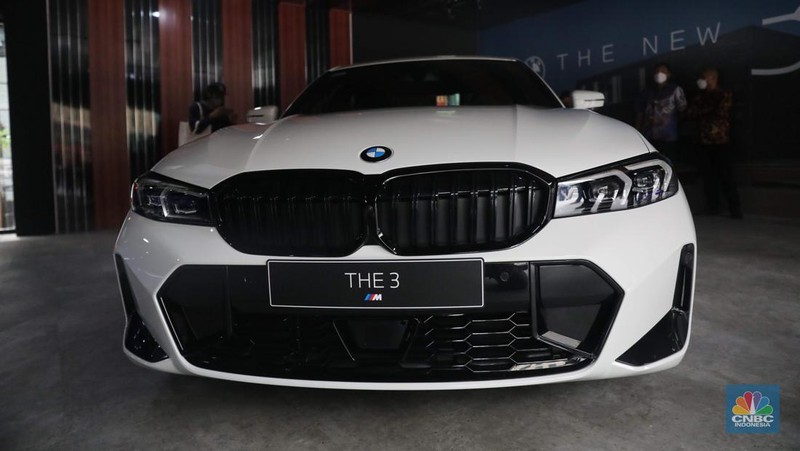 Mobil BMW Seri 3 terbaru yang baru diluncurkan di kawasan Plaza Senayan, Jakarta, Jumat (2/12/2022). Sedan premium tersebut mendapat sejumlah perubahan. (CNBC Indonesia/ Muhammad Sabki)