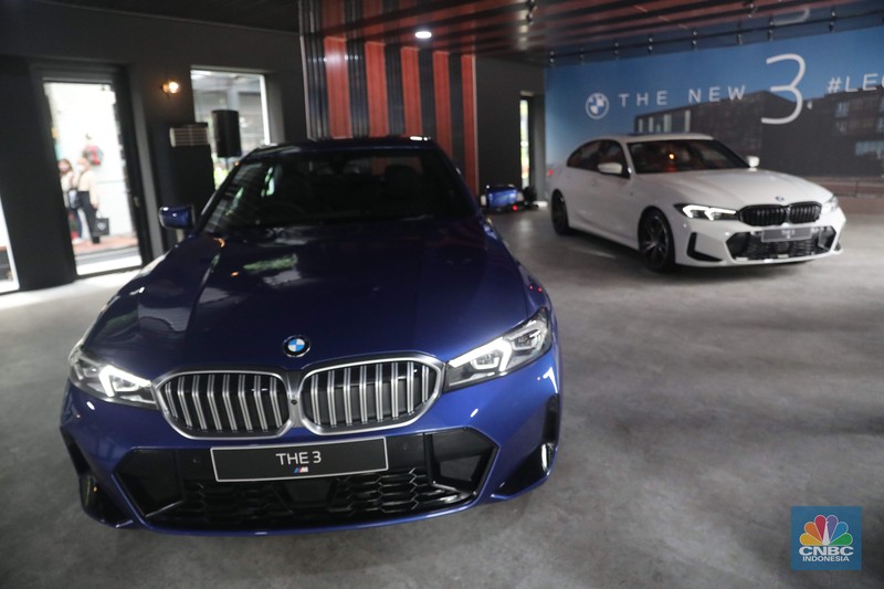 Mobil BMW Seri 3 terbaru yang baru diluncurkan di kawasan Plaza Senayan, Jakarta, Jumat (2/12/2022). Sedan premium tersebut mendapat sejumlah perubahan. Mobil BMW Seri 3 terbaru yang baru diluncurkan di kawasan Plaza Senayan, Jakarta, Jumat (2/12/2022). Sedan premium tersebut mendapat sejumlah perubahan. (CNBC Indonesia/ Muhammad Sabki)