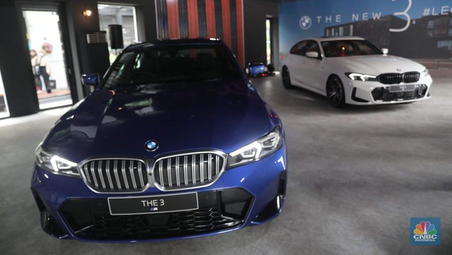 Mobil BMW Seri 3 terbaru yang baru diluncurkan di kawasan Plaza Senayan, Jakarta, Jumat (2/12/2022). Sedan premium tersebut mendapat sejumlah perubahan. (CNBC Indonesia/ Muhammad Sabki)
