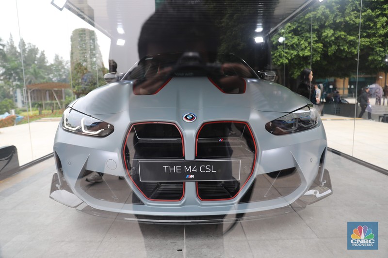 Mobil BMW Seri 3 terbaru yang baru diluncurkan di kawasan Plaza Senayan, Jakarta, Jumat (2/12/2022). Sedan premium tersebut mendapat sejumlah perubahan. (CNBC Indonesia/ Muhammad Sabki)
