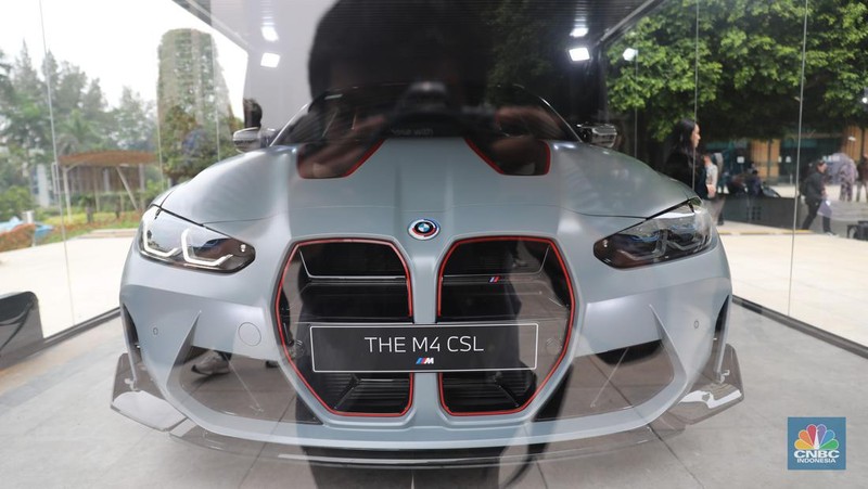 Mobil BMW Seri 3 terbaru yang baru diluncurkan di kawasan Plaza Senayan, Jakarta, Jumat (2/12/2022). Sedan premium tersebut mendapat sejumlah perubahan. (CNBC Indonesia/ Muhammad Sabki)