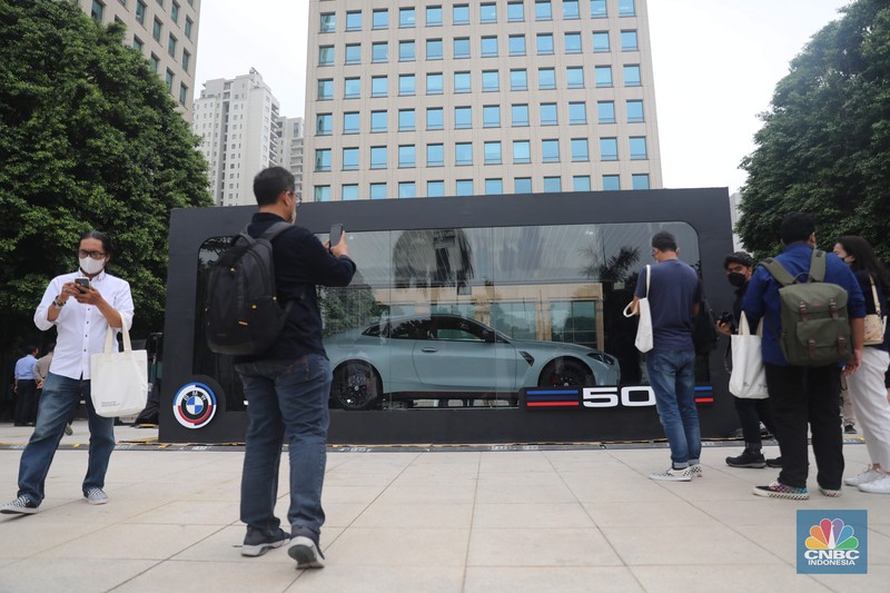 Mobil BMW Seri 3 terbaru yang baru diluncurkan di kawasan Plaza Senayan, Jakarta, Jumat (2/12/2022). Sedan premium tersebut mendapat sejumlah perubahan. (CNBC Indonesia/ Muhammad Sabki)