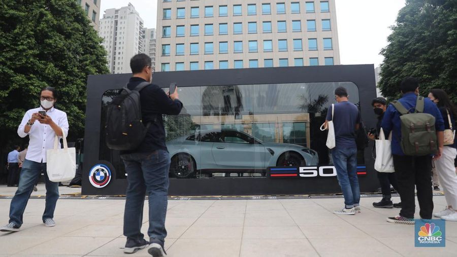 Mobil BMW Seri 3 terbaru yang baru diluncurkan di kawasan Plaza Senayan, Jakarta, Jumat (2/12/2022). Sedan premium tersebut mendapat sejumlah perubahan. (CNBC Indonesia/ Muhammad Sabki)