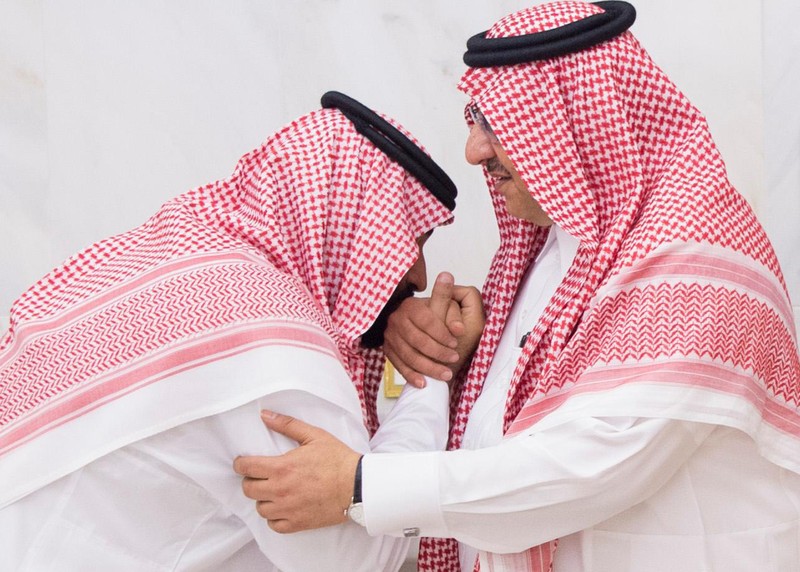 Menteri Pertahanan Saudi Mohamed bin Salman (kiri) berbicara dengan Putra Mahkota dan Menteri Dalam Negeri Mohammed bin Nayef Menteri Pertahanan Saudi Mohamed bin Salman (kiri) berbicara dengan Putra Mahkota dan Menteri Dalam Negeri Mohammed bin Nayef selama KTT Dewan Kerjasama Teluk (GCC) ke-136, di ibu kota Saudi, Riyadh, pada 9 Desember 2015. Raja-raja Teluk mulai tiba di Arab Saudi untuk KTT tahunan, menghadapi tantangan termasuk anjloknya pendapatan minyak, perang di Yaman, tekanan untuk perdamaian di Suriah dan tanda-tanda perpecahan regional. (FAYEZ NURELDINE/AFP via Getty Images)