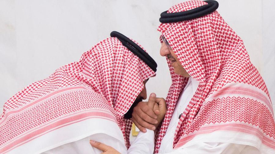 Menteri Pertahanan Saudi Mohamed bin Salman (kiri) berbicara dengan Putra Mahkota dan Menteri Dalam Negeri Mohammed bin Nayef selama KTT Dewan Kerjasama Teluk (GCC) ke-136, di ibu kota Saudi, Riyadh, pada 9 Desember 2015. Raja-raja Teluk mulai tiba di Arab Saudi untuk KTT tahunan, menghadapi tantangan termasuk anjloknya pendapatan minyak, perang di Yaman, tekanan untuk perdamaian di Suriah dan tanda-tanda perpecahan regional. (FAYEZ NURELDINE/AFP via Getty Images)