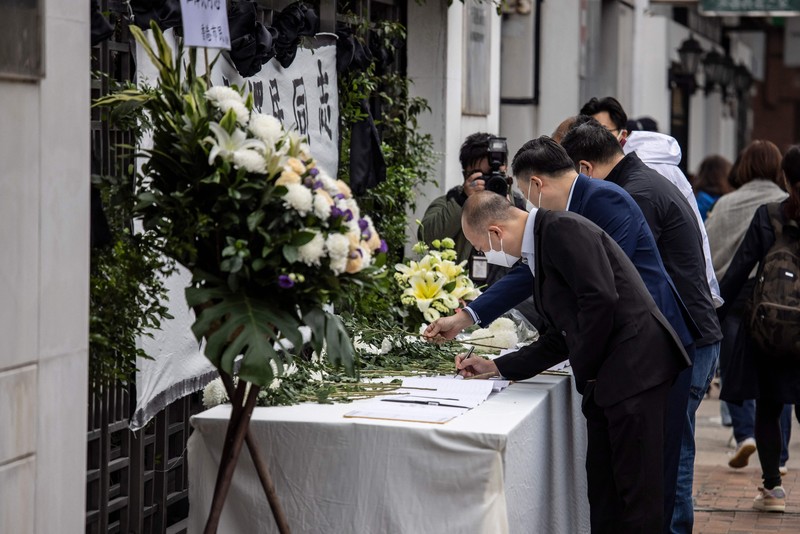 Karangan bunga yang ditempatkan oleh pelayat terlihat di luar rumah tua mantan pemimpin Tiongkok Jiang Zemin, yang meninggal pada 30 November, di Yangzhou pada 1 Desember 2022. - Mantan pemimpin Tiongkok Jiang Zemin meninggal pada 30 November pada usia 96 tahun, negara bagian media melaporkan, memujinya sebagai seorang revolusioner komunis hebat yang membantu memadamkan protes pro-demokrasi tahun 1989. (STR/AFP via Getty Images)