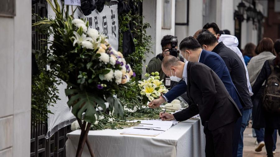 Karangan bunga yang ditempatkan oleh pelayat terlihat di luar rumah tua mantan pemimpin Tiongkok Jiang Zemin, yang meninggal pada 30 November, di Yangzhou pada 1 Desember 2022. - Mantan pemimpin Tiongkok Jiang Zemin meninggal pada 30 November pada usia 96 tahun, negara bagian media melaporkan, memujinya sebagai seorang revolusioner komunis hebat yang membantu memadamkan protes pro-demokrasi tahun 1989. (STR/AFP via Getty Images)