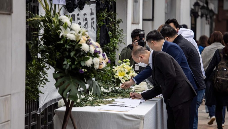 Karangan bunga yang ditempatkan oleh pelayat terlihat di luar rumah tua mantan pemimpin Tiongkok Jiang Zemin, yang meninggal pada 30 November, di Yangzhou pada 1 Desember 2022. - Mantan pemimpin Tiongkok Jiang Zemin meninggal pada 30 November pada usia 96 tahun, negara bagian media melaporkan, memujinya sebagai seorang revolusioner komunis hebat yang membantu memadamkan protes pro-demokrasi tahun 1989. (STR/AFP via Getty Images)