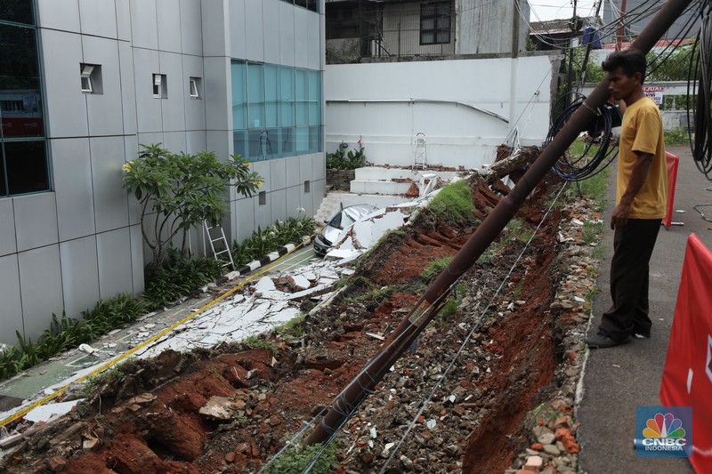 Pagar tembok di Pondok Aren, Kota Tangerang Selatan (Tangsel) ambruk usai diguyur hujan deras pada Kamis sore (1/12/2022). (CNBC Indonesia/Tri Susilo)