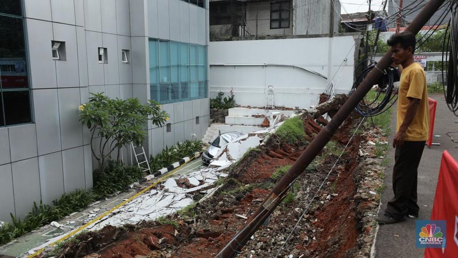 Pagar tembok di Pondok Aren, Kota Tangerang Selatan (Tangsel) ambruk usai diguyur hujan deras pada Kamis sore (1/12/2022). (CNBC Indonesia/Tri Susilo)