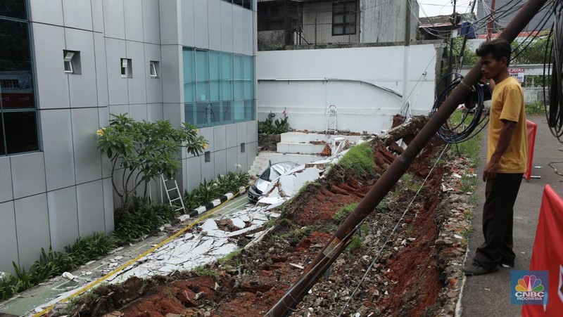 Pagar tembok di Pondok Aren, Kota Tangerang Selatan (Tangsel) ambruk usai diguyur hujan deras pada Kamis sore (1/12/2022). (CNBC Indonesia/Tri Susilo)